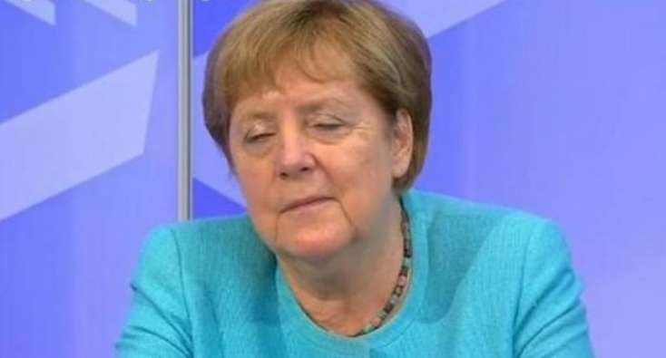 Merkelin çətin anları: yorğunluqdan gözünü aça bilmədi -