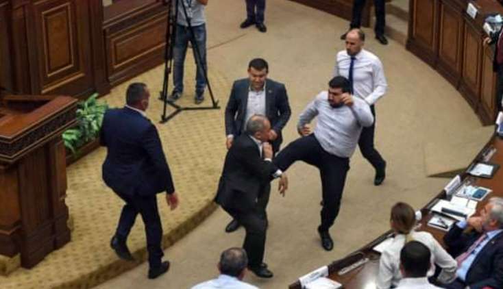 Ermənistan parlamentinin ortasında təpik altına salınan görün KİM İMİŞ - 
