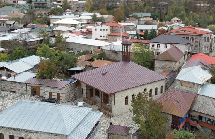 Prezident və xanımı Lahıcdakı Bədöyün məscidində aparılan bərpa-təmir işləri ilə tanış olublar