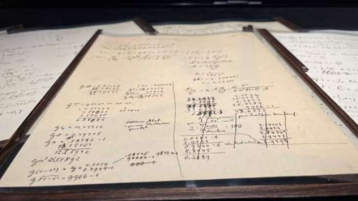 Albert Eynşteynin əlyazması 11,7 milyon dollara satıldı