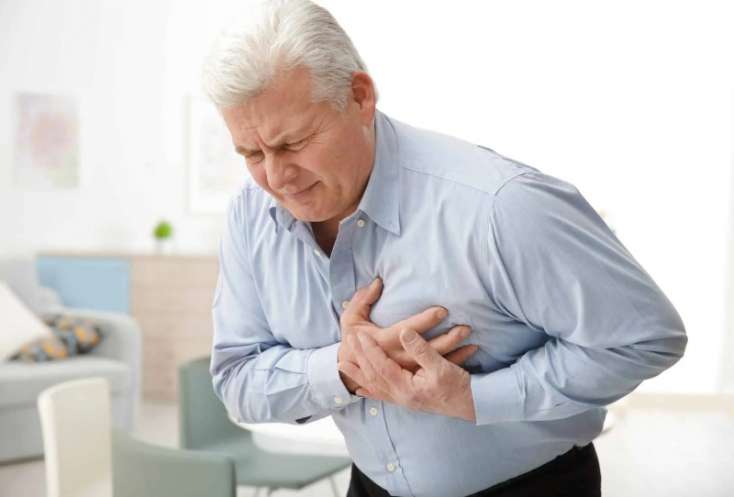 Kardioloq infarktın ən çox görülən simptomlarını AÇIQLADI