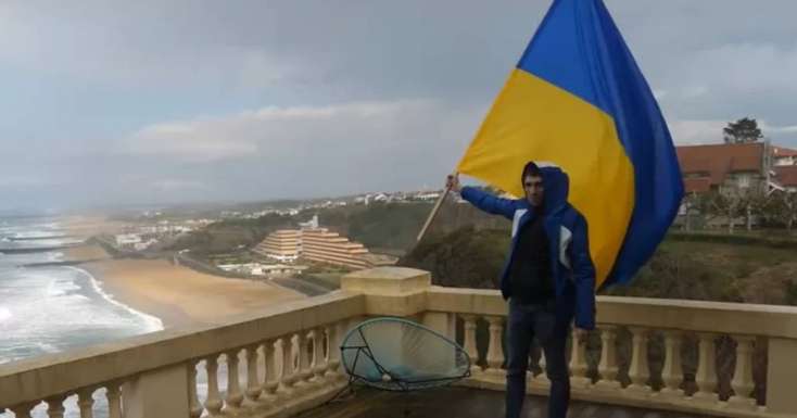 "Putinin qalası"nı ələ keçirdilər: Nəhəng tikiliyə Ukrayna bayrağı asıldı - 
