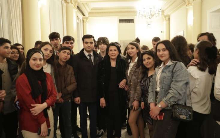 Gürcüstan prezidenti azərbaycanlı gənclərlə görüşüb