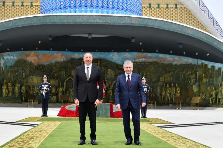 Prezident İlham Əliyev Daşkənddə Müstəqillik abidəsini ziyarət edib - 