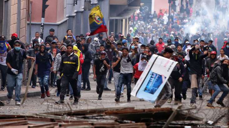 Ekvadorda etirazçılar parlament binasına hücum etdi