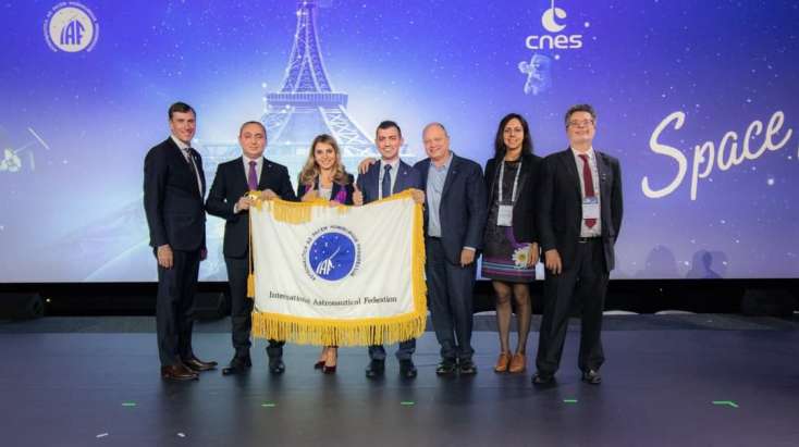 Beynəlxalq Astronavtika Federasiyasının bayrağı Azərbaycana təqdim olunub - 