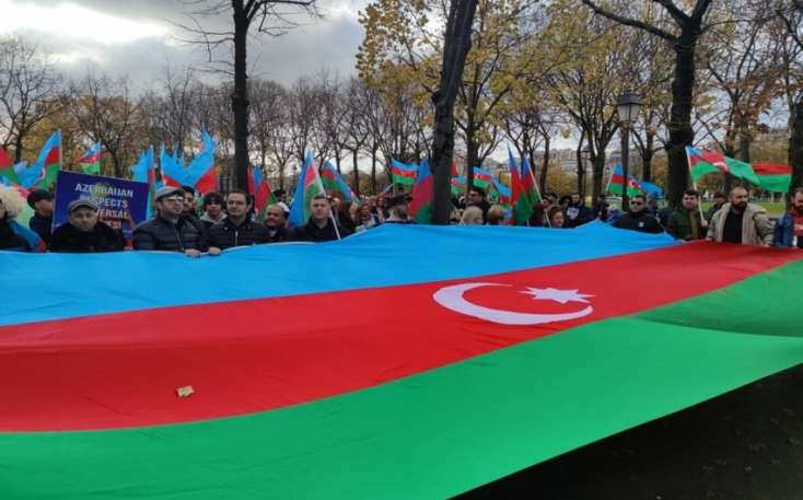 Azərbaycanlılar Fransa Milli Assambleyasının qarşısında etiraz aksiyası keçirirlər -