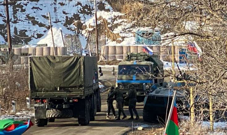 Rusiya sülhməramlılarına aid iki yük avtomobili Laçın yolundan keçib