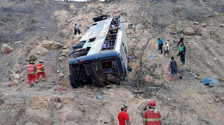 Peruda avtobus uçuruma aşdı: 24 turist öldü