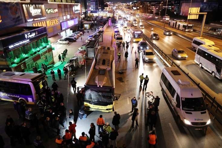 İstanbulda  avtobus dayanacaqdakı insanları əzdi,
