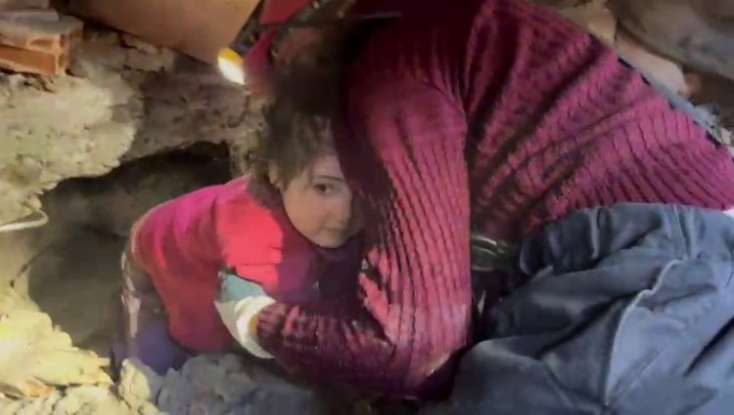  5 yaşlı uşaq 51 saatdan sonra dağıntılar altından sağ xilas edildi - 