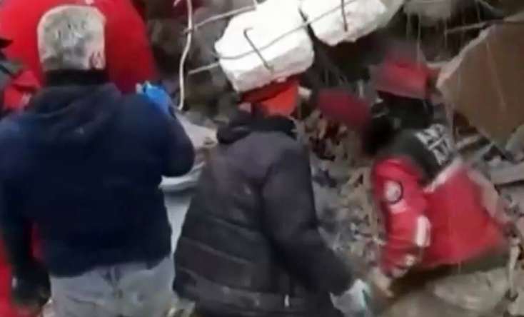 Türkiyədə bina çökdü, xilasedicilər dağıntılar altında qaldı - 