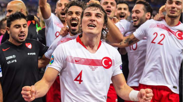 Türk futbolçu İspaniya nəhəngi ilə müqavilə imzaladı