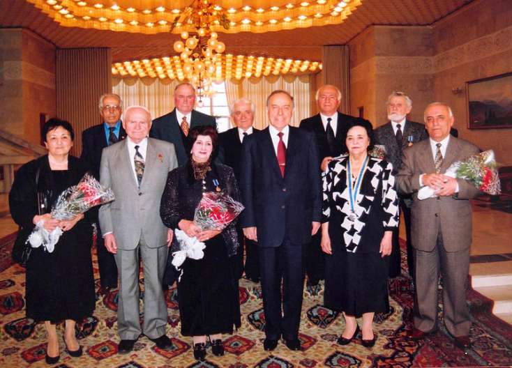 Heydər Əliyev məşhurları Prezident iqamətgahına 