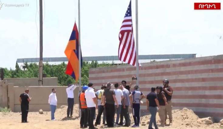 Ermənistan zavod tikdiyi yerdə ABŞ bayrağı qaldırdı - 