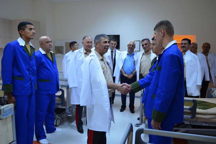 Zakir Həsənov hərbi hospitalı ziyarət edib - 