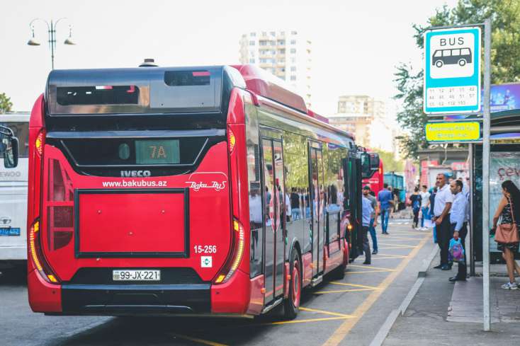 Bakıda 142 avtobus gecikir -