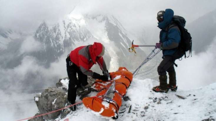Alpinistlər 5 min metr yüksəklikdən yıxılıb