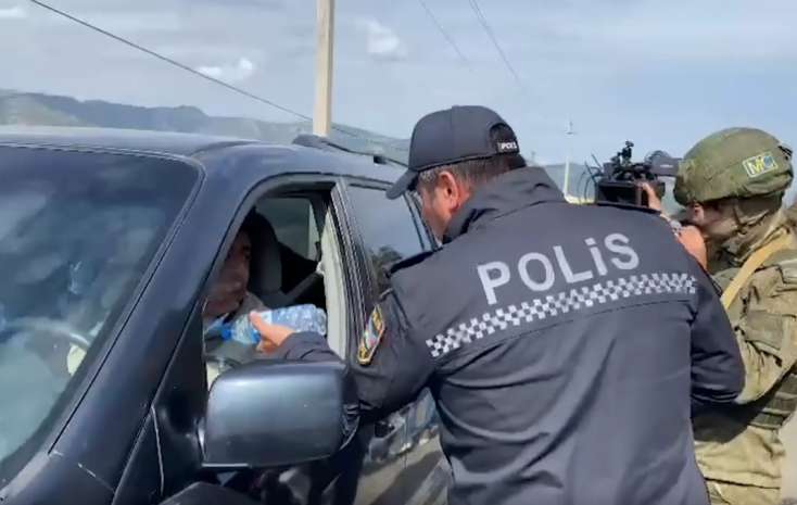“Azərbaycan polisi erməniəsilli sakinlərə su paylayır” -