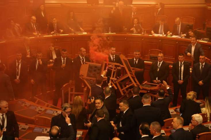 Albaniya parlamentində deputatlar arasında qarşıdurma baş verdi