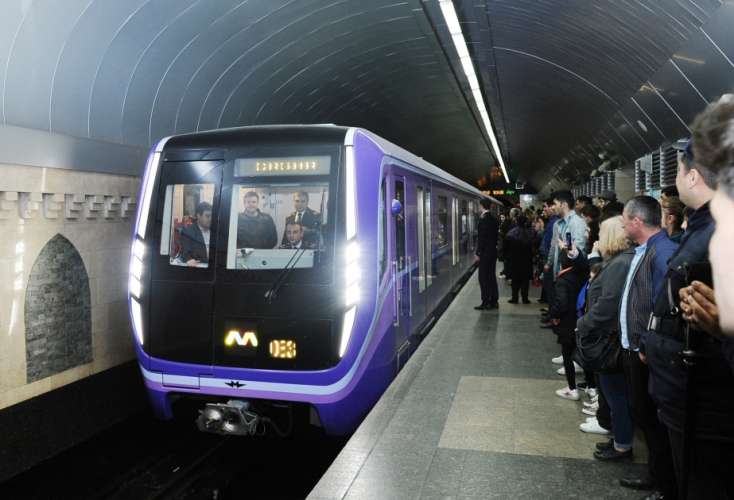 Bakı metrosunda qatarda problem yarandı - 