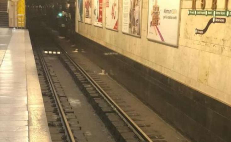 Metroda faciədən dönüldü: Sərnişin qatar yoluna düşdü -