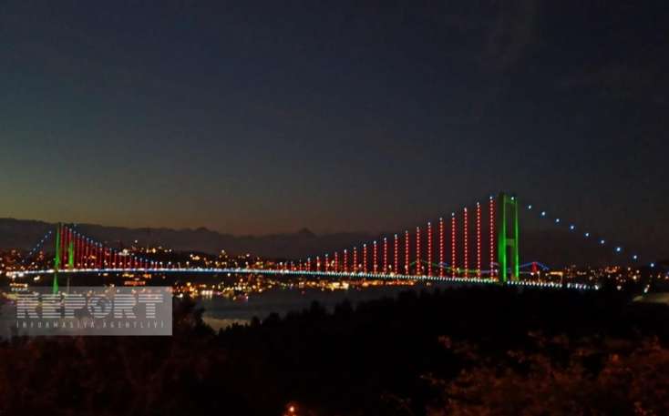 İstanbul körpüləri Azərbaycan bayrağının 