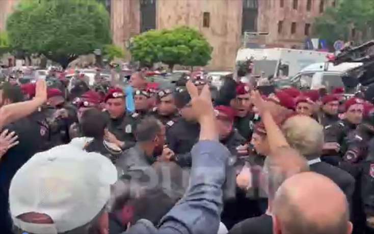 İrəvanda etirazçılarla polis arasında toqquşma - 