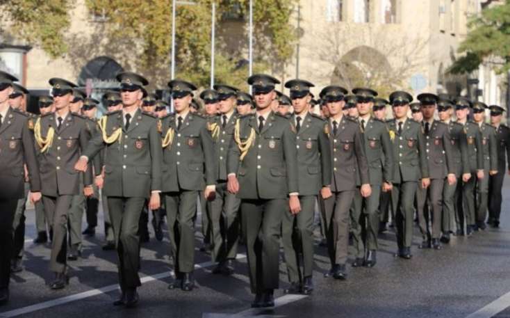 Bakının müxtəlif küçələrində hərbçilərin yürüşü başladı