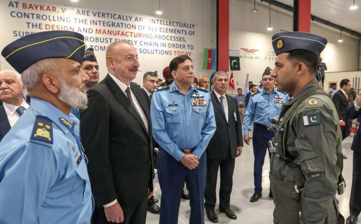İlham Əliyev İslamabadda hərbi sərgi ilə tanış olub - 