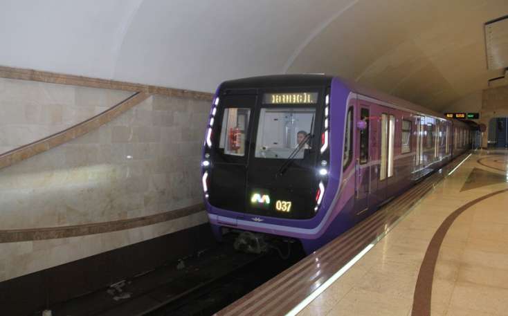 Bakı metrosunda daha bir sərnişin qatar yoluna düşdü