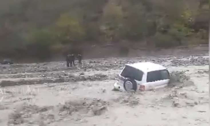 Qubada müəllimləri daşıyan maşını sel apardı - 