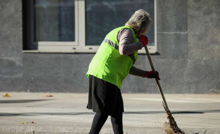 Süpürgəçi qadını avtomobil vuraraq öldürdü