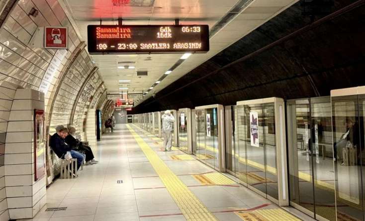 İstanbulda sürücüsüz metro təşvişə səbəb oldu - 