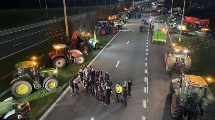 ​Belçikada fermerlər Fransa və Hollandiya ilə əsas yolları bağladı