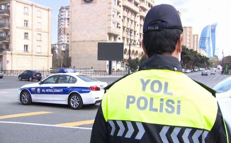 Bu qaydanı pozanları yol polisi 