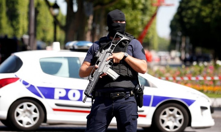 Parisdə avtomobil polis maşınlarına çırpılaraq yanıb