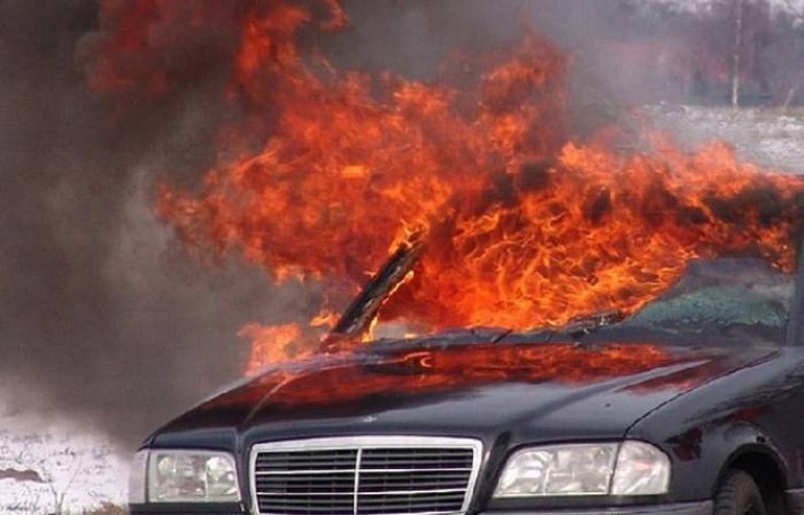 Sumqayıtda "Mercedes" yandı