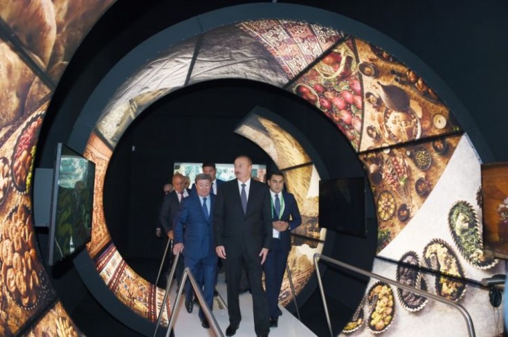 İlham Əliyev Qazaxıstanın milli pavilyonları ilə tanış olub