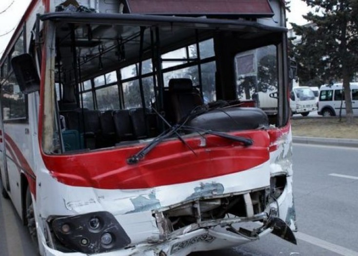 Abşeronda avtobus qəzaya uğradı