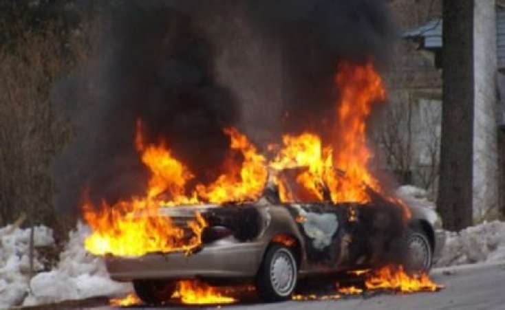 “Kia” markalı minik avtomobili yandı 
