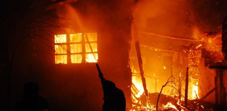 Sabirabadda 7 otaqlı ev yandı 