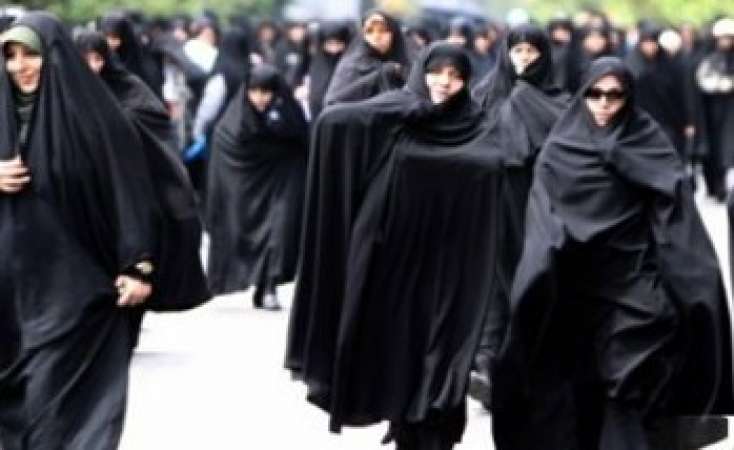 ​İranda geyim qaydalarını pozan qadınlar
