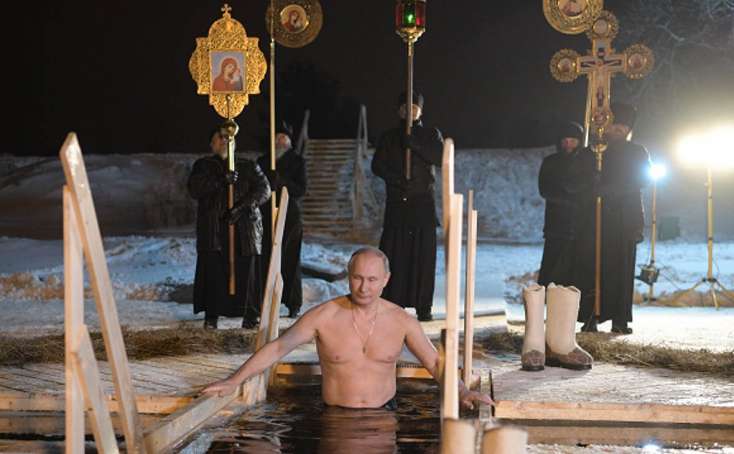 Putin qarlı havada göldə çimdi