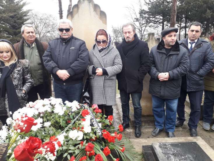 ​Akademik Milli Dram Teatrının kollektivi Zərnigar Ağakişiyevanın məzarını ziyarət edib