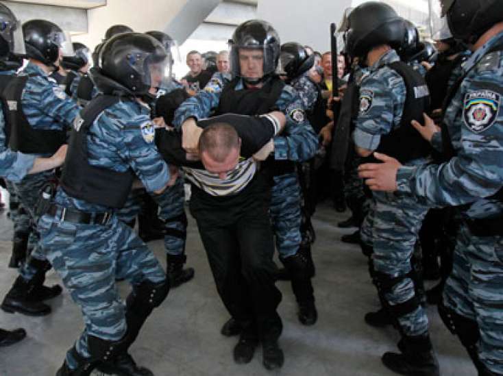 Ukraynada polis 100 nəfər etirazçını saxlayıb