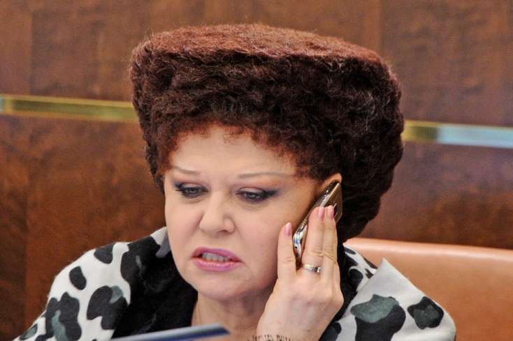 Dünya rusiyalı siyasətçinin saç stilindən danışır