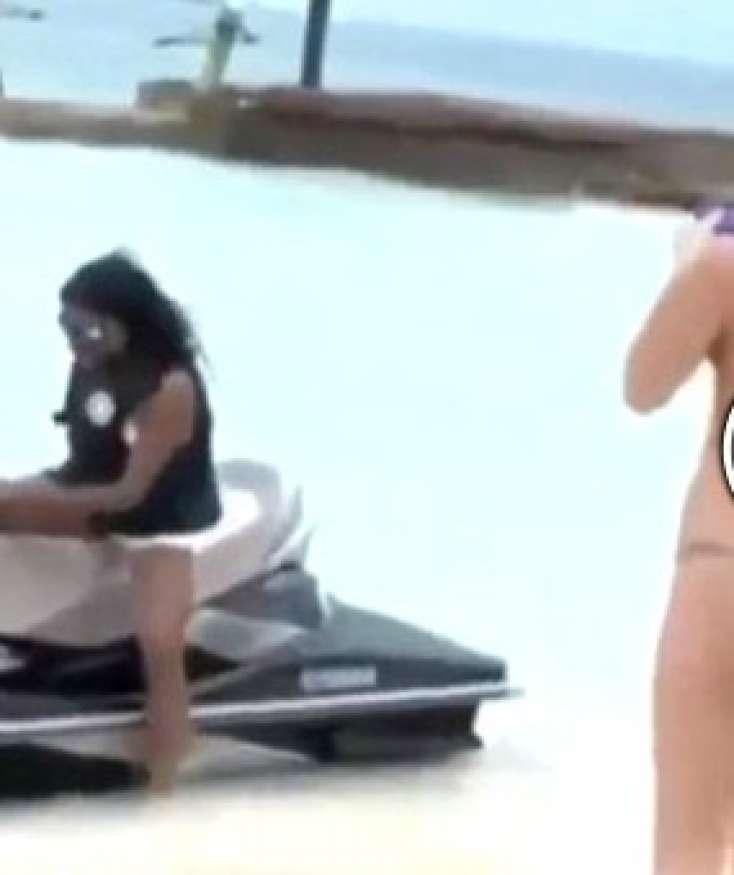 Foto çəkdirən qadının üzərindən jet-ski keçdi