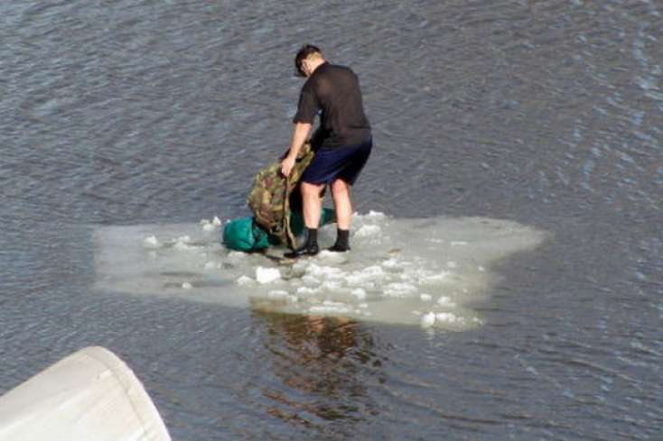 Rusiyada qopan buzun üstündə qalan balıqçılar xilas edilir 