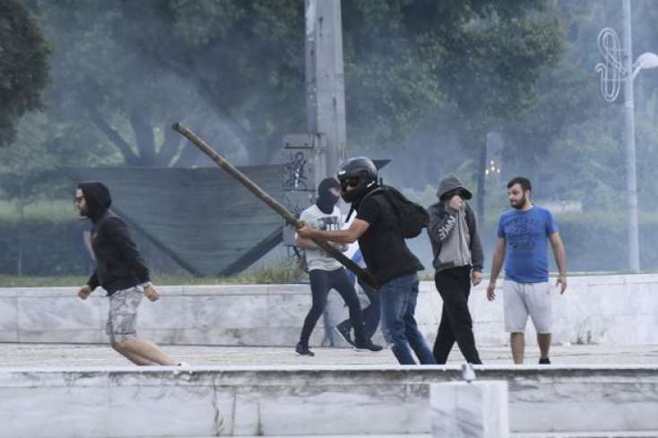 Yunıstanda polislə nümayişçilər arasında qarşıdurma yaşanıb